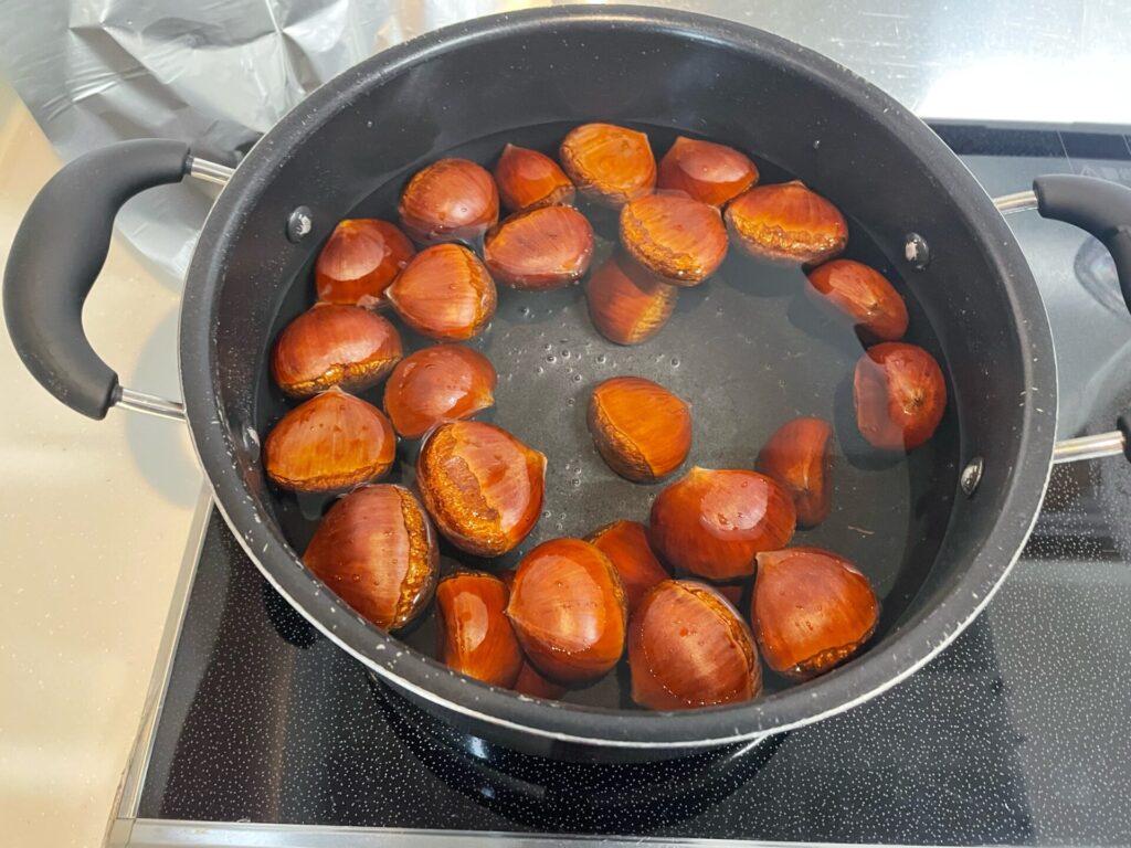 栗をゆでる