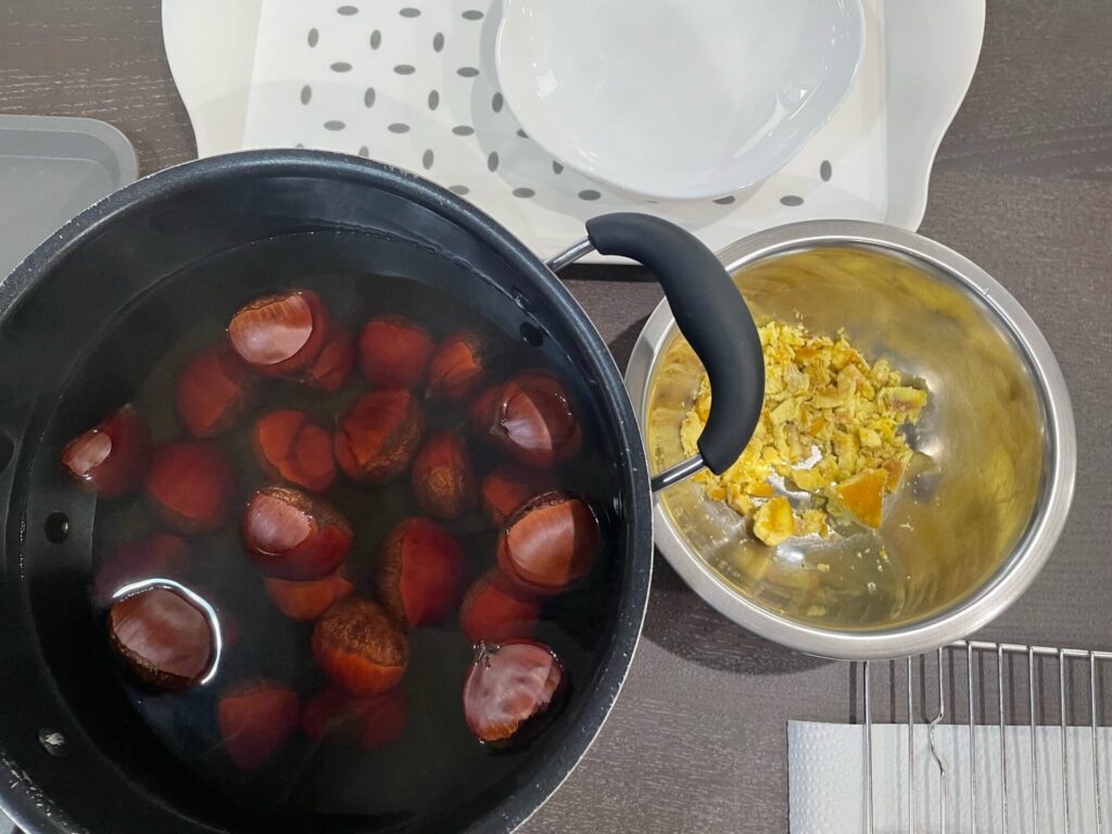 栗の実は1つずつ湯から出す