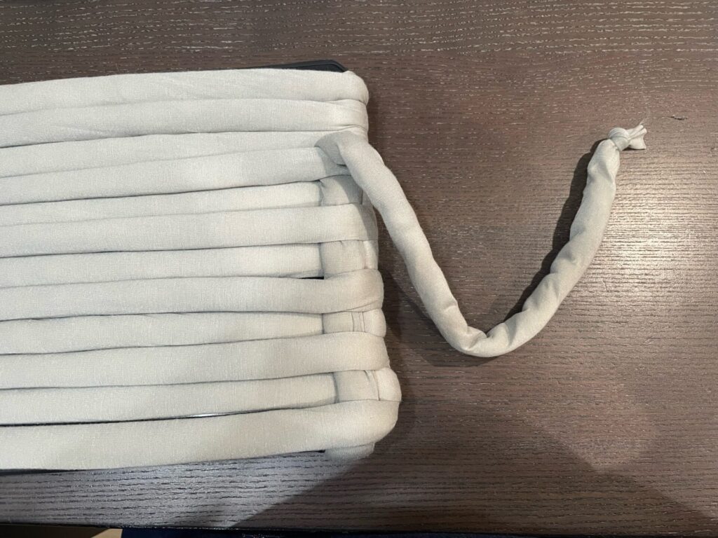 糸を上下に通す