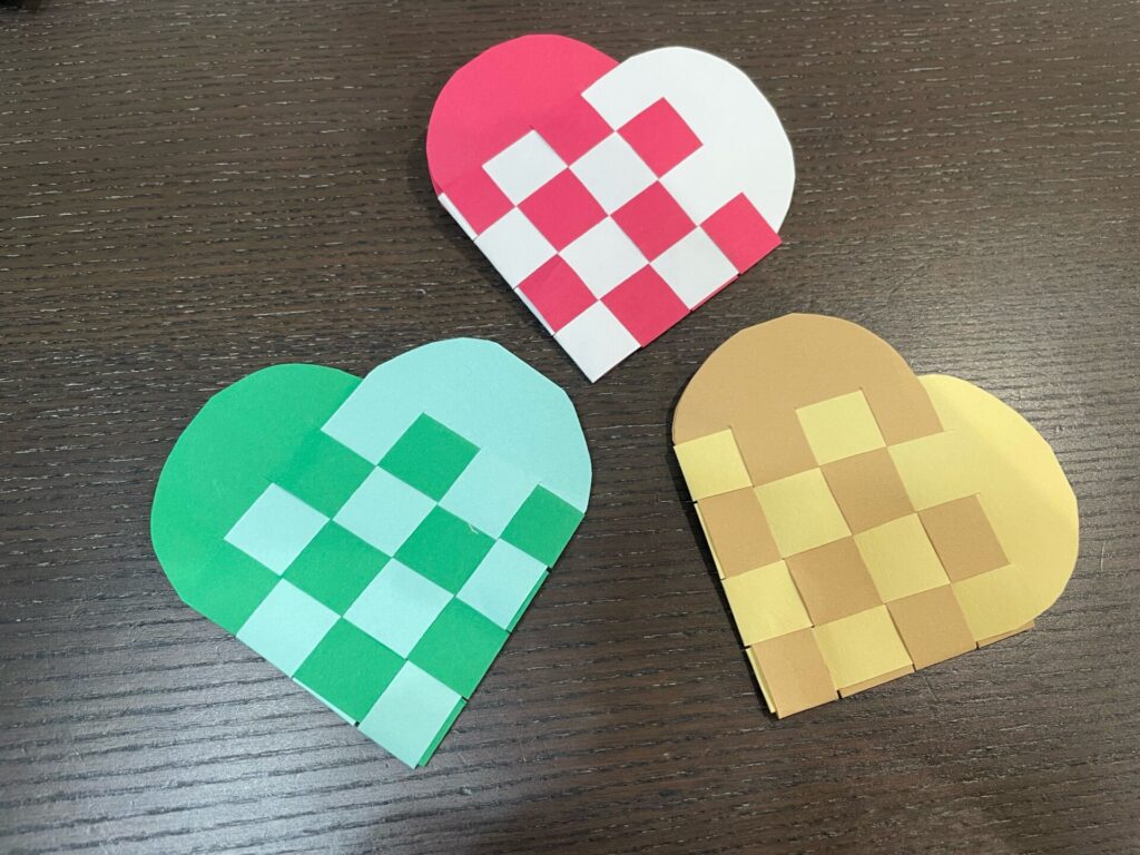 編むクリスマス飾り