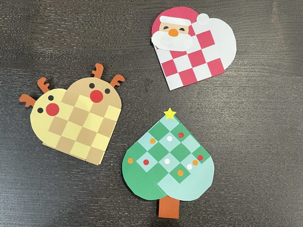 編むクリスマス飾り