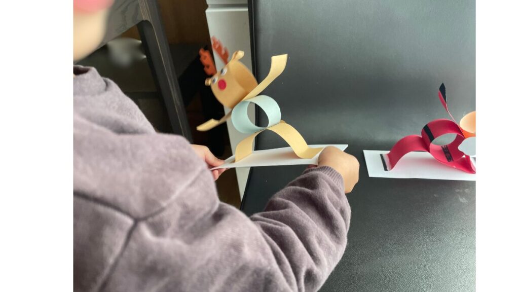 ダンシングサンタで遊ぶ子ども