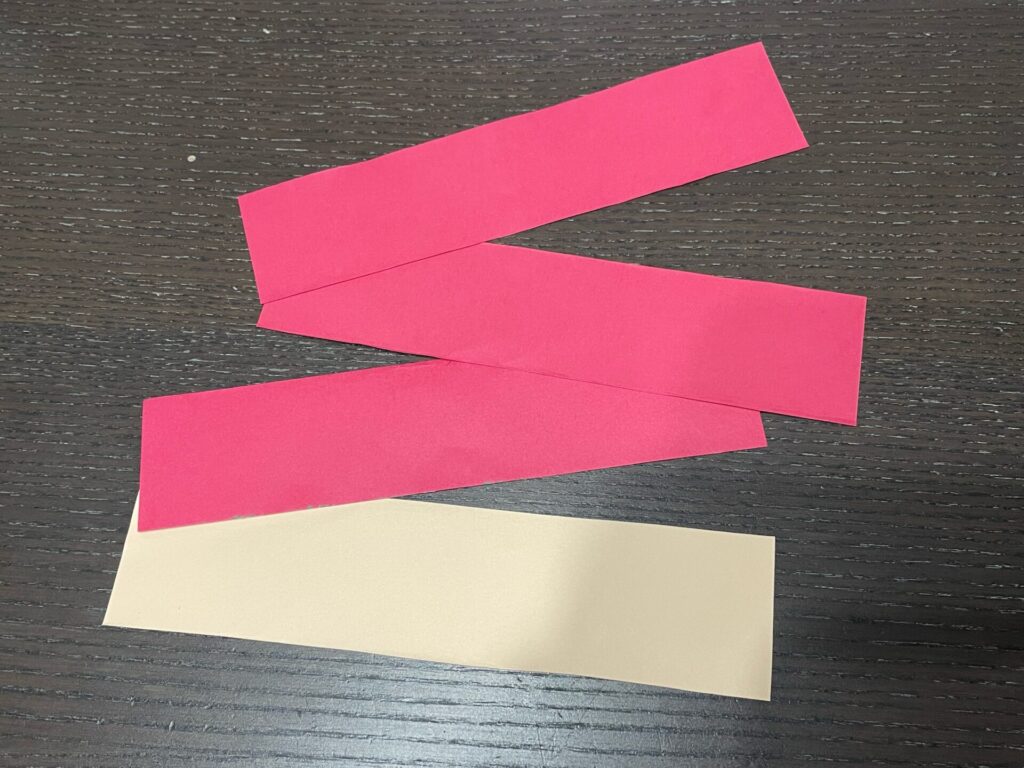 画用紙をカットする