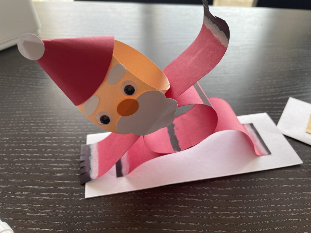 顔のパーツを貼る