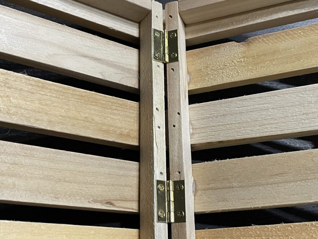 ガーデンパネルを蝶番でつなげる