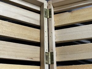 ガーデンパネルを蝶番でつなげる