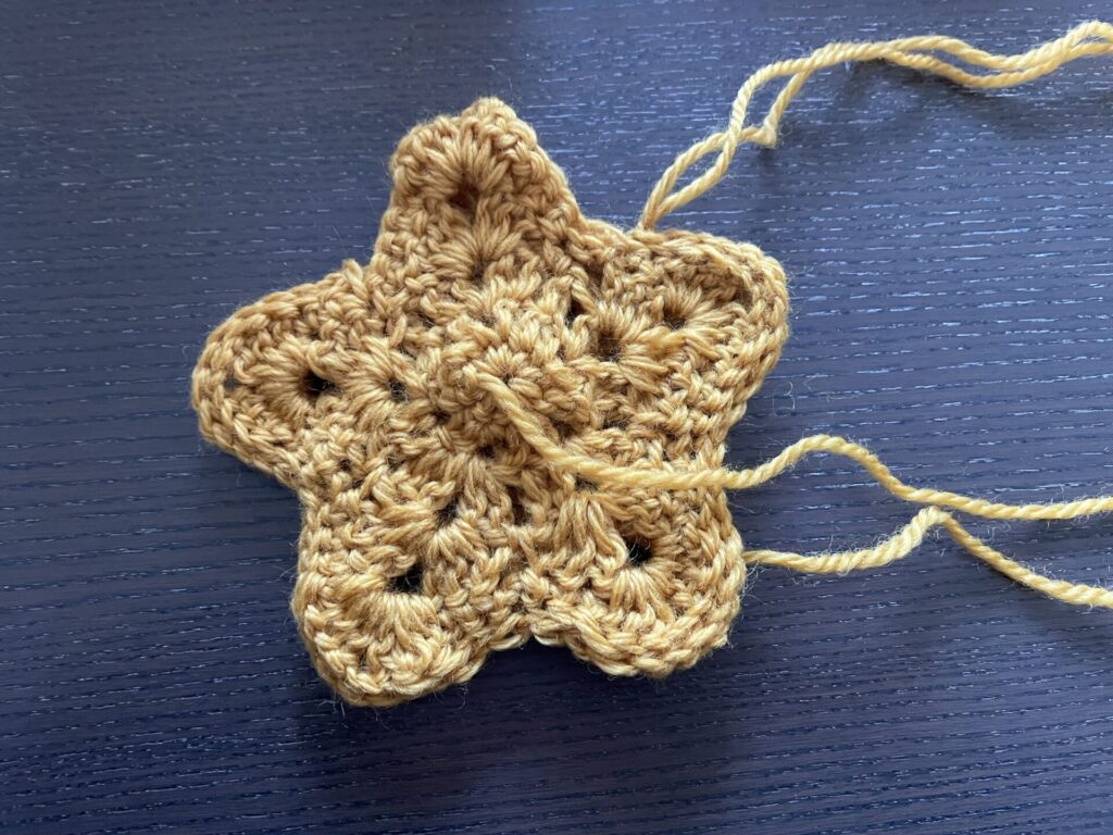 細編みで編み合わせ