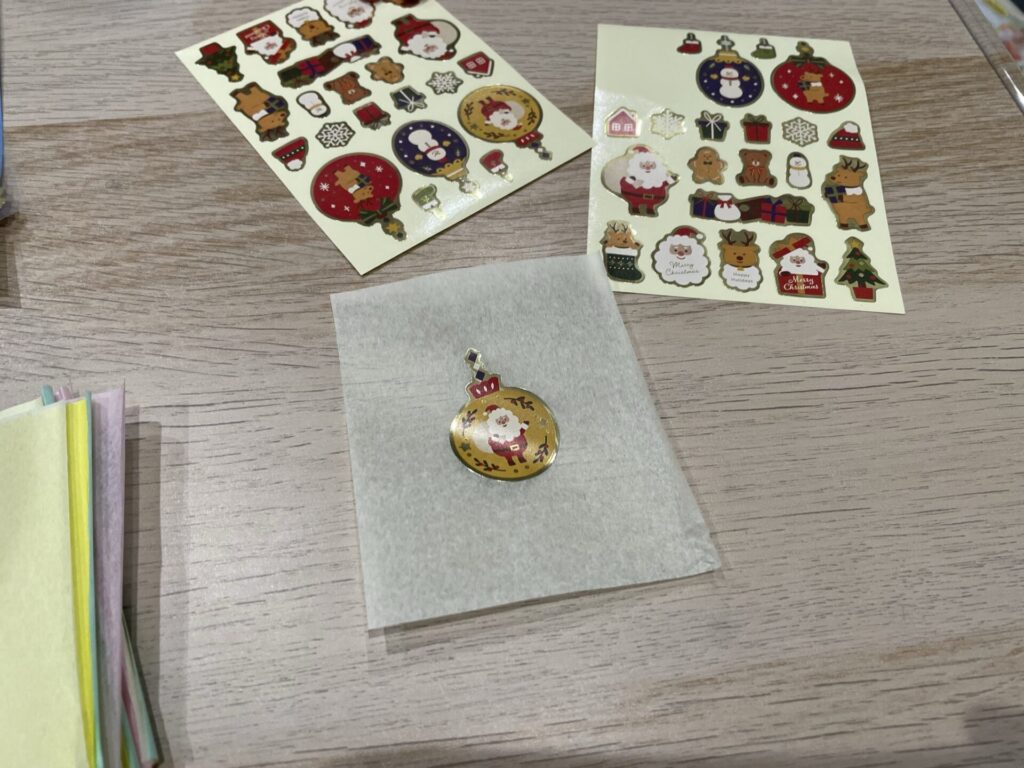 花紙にシールを貼る