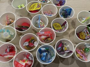 お菓子を入れる