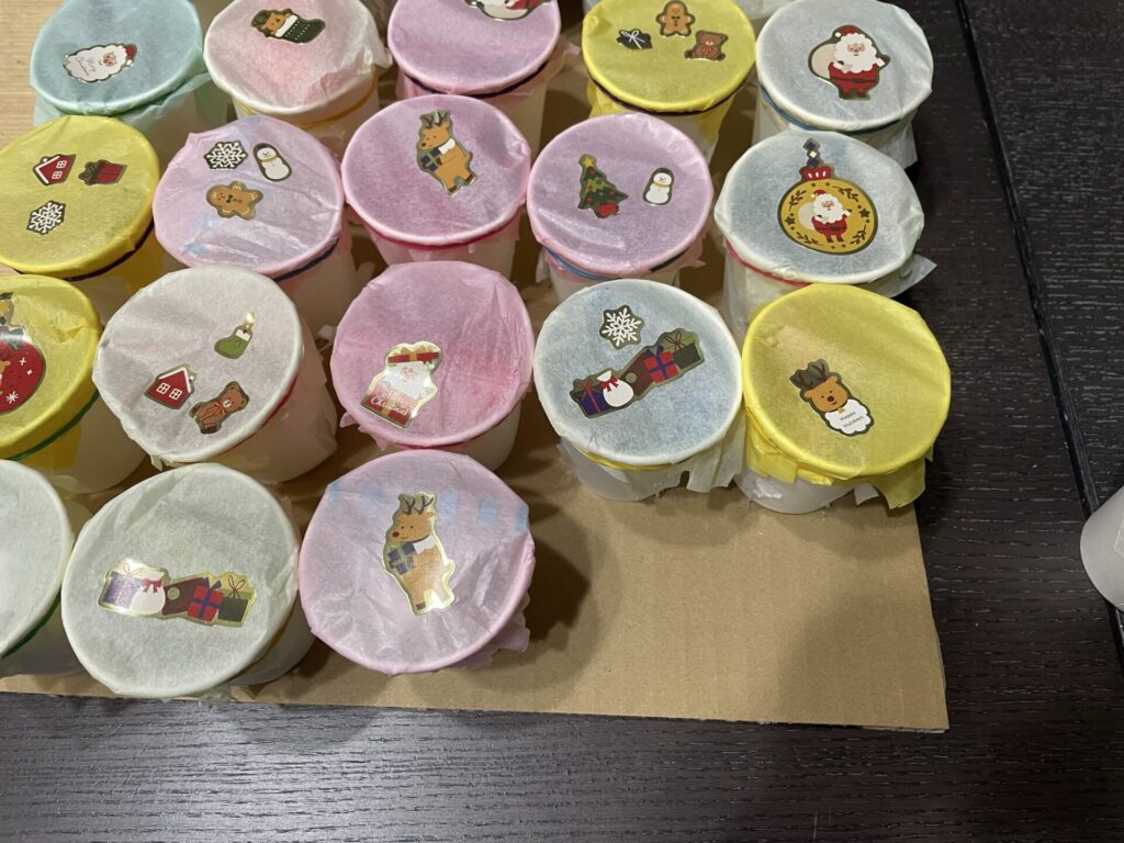 土台にグルーガンで固定する