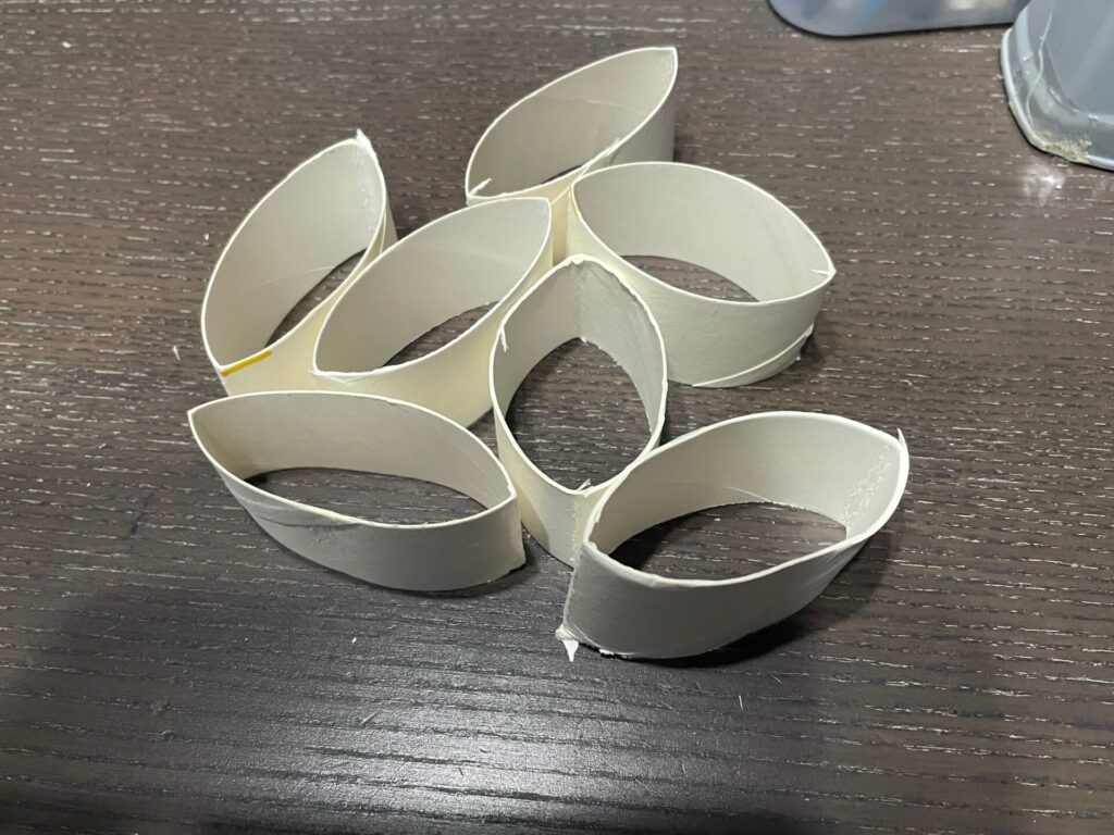 キッチンペーパー芯をカットする