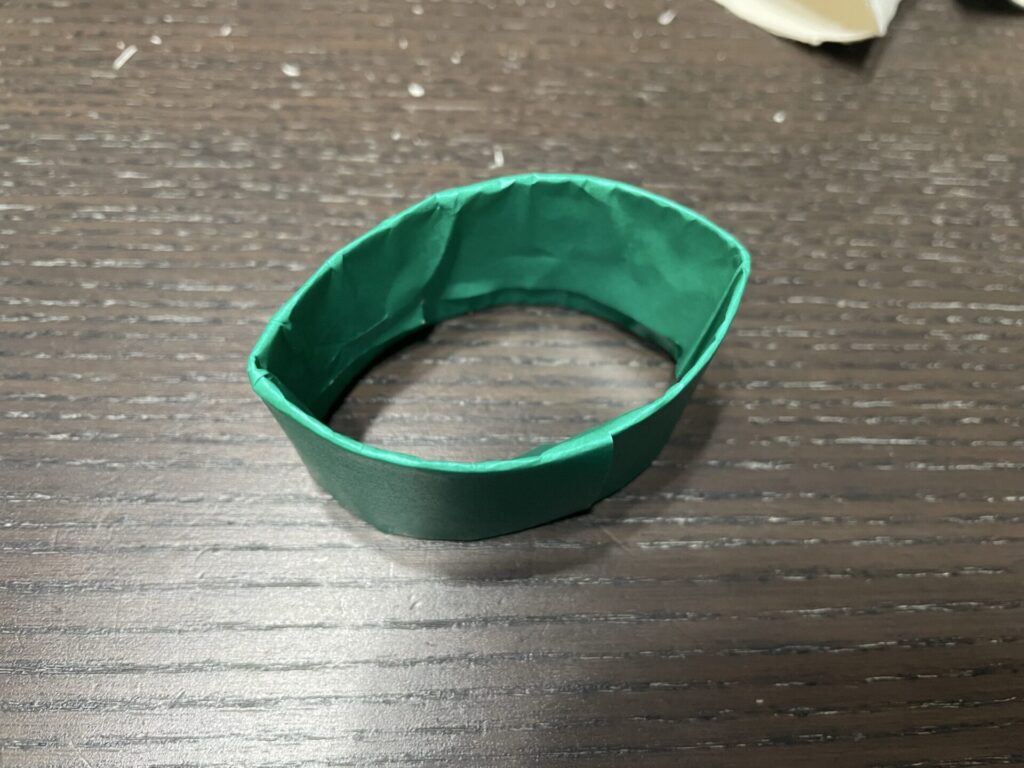 緑色の紙を巻く