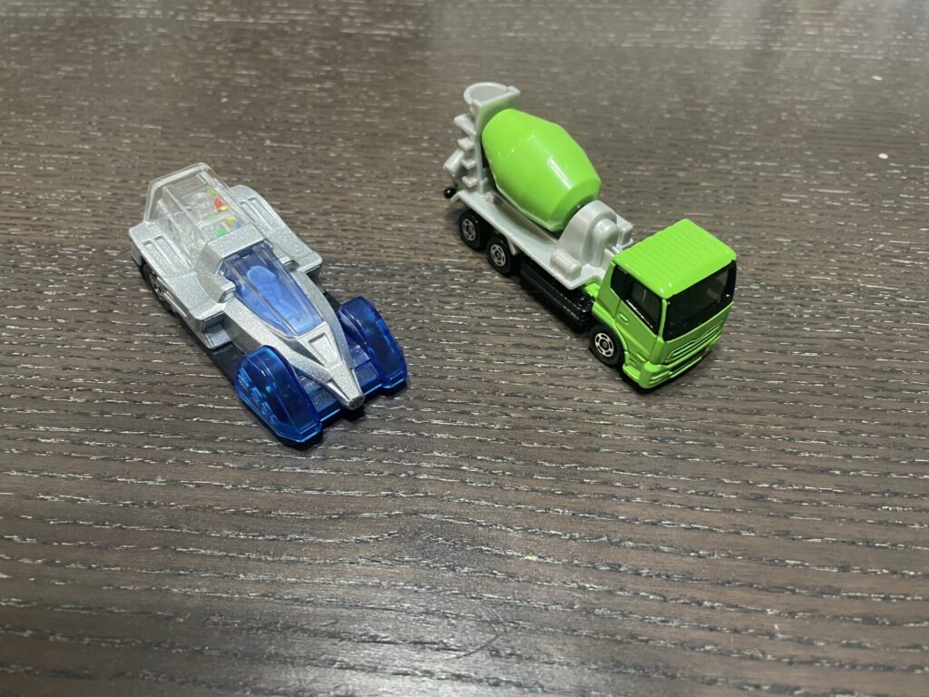 景品のトミカ
