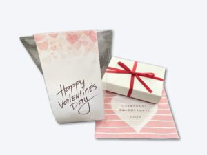 ギフトに巻く仕上げ包装紙