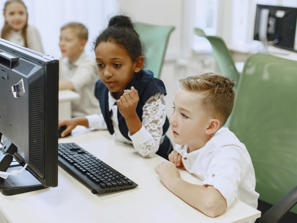 パソコンを見る子ども