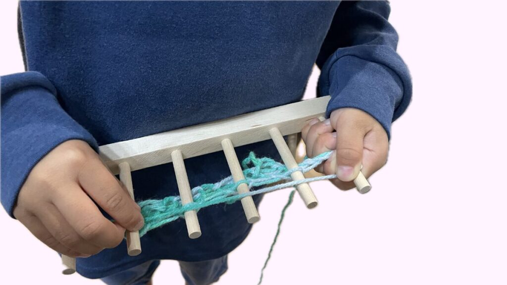 子どもが編む様子