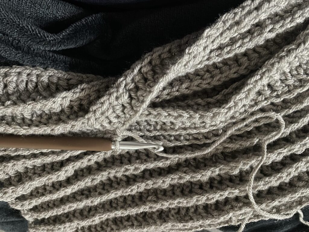 端を編んで筒にする