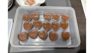 カップにチョコを入れる