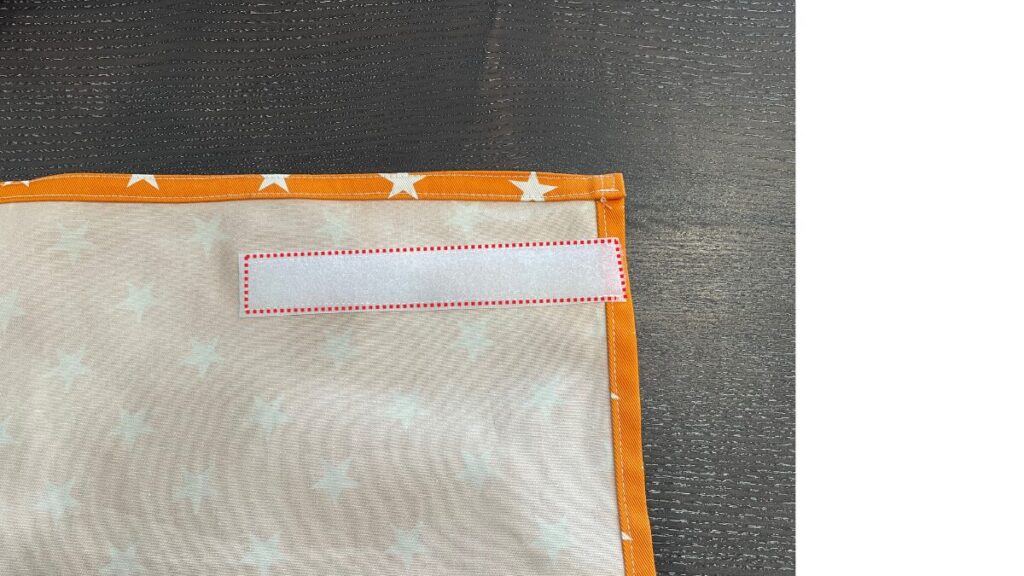 マジックテープをエプロン下パーツに縫い付け