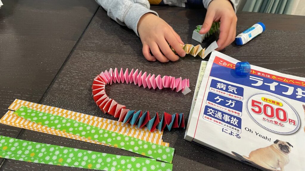 じゃばらへびを楽しむ子ども