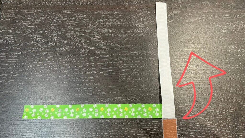 紙を折り上げる