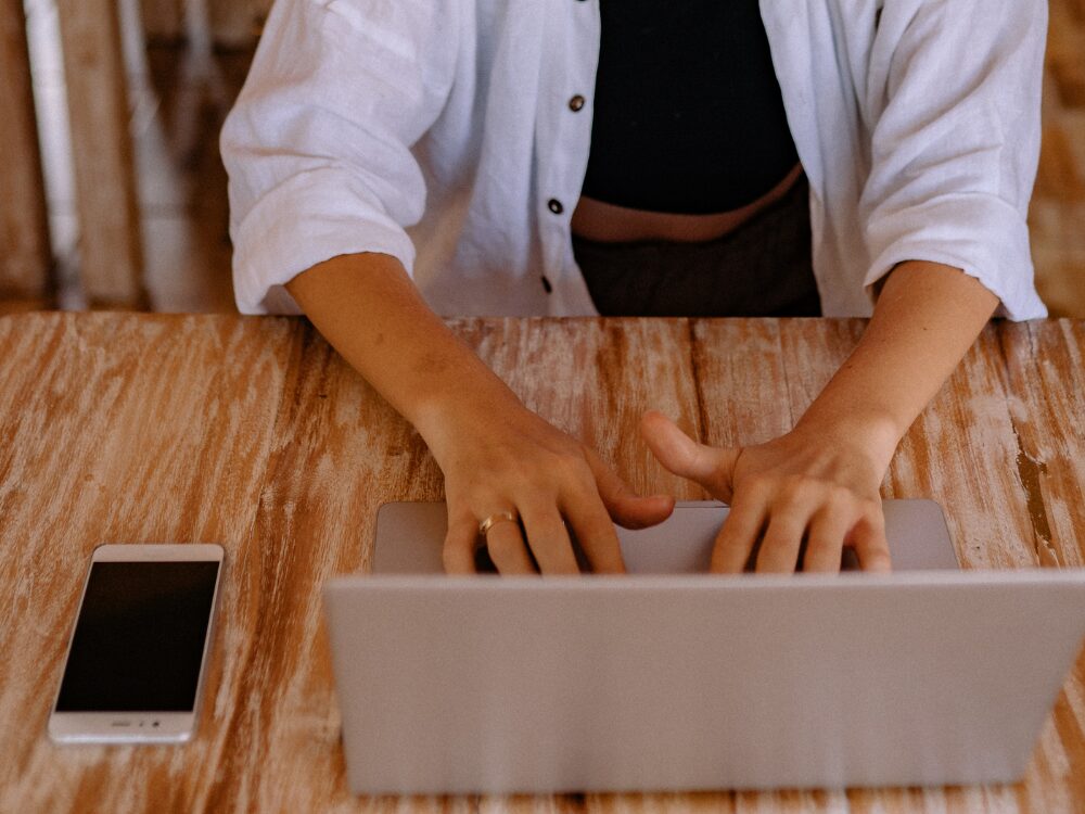 パソコンに向かう女性