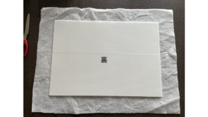 布の上にプラ段ボールを置く