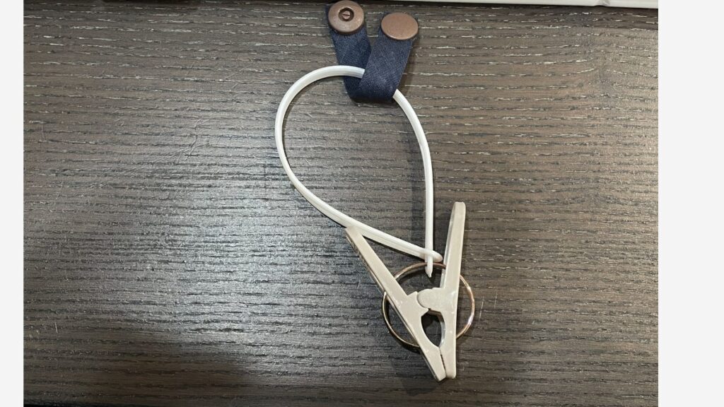 ランドリーピンチのひもに通す