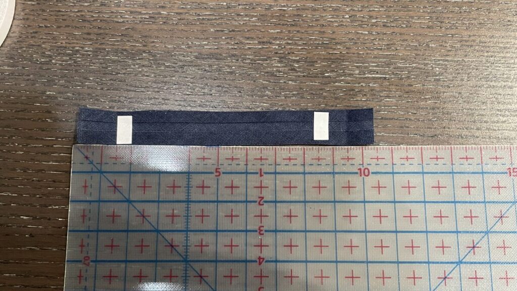 布用両面テープを布端2ｃｍのところに貼る