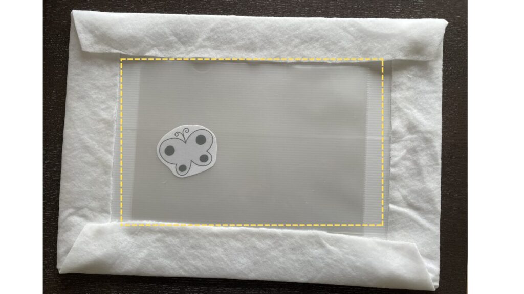 クリアファイルを貼る