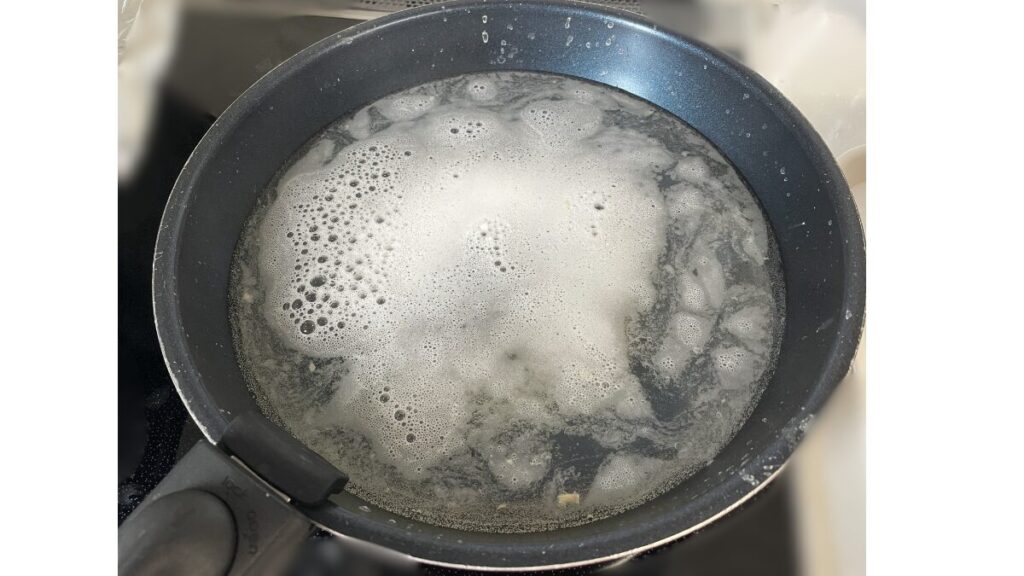 沸騰したアサリ汁