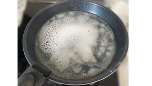 沸騰したアサリ汁