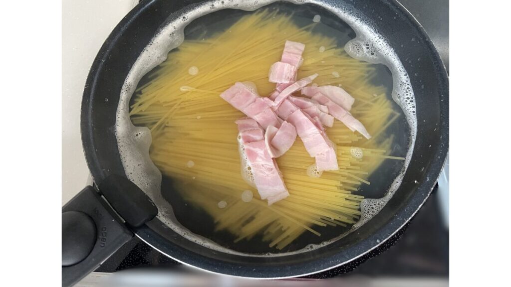 パスタとベーコンを入れる