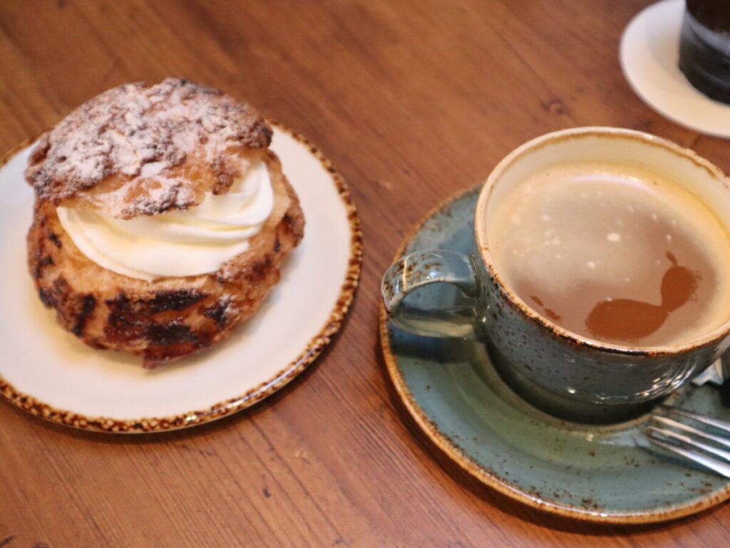 黒糖シュークリーム