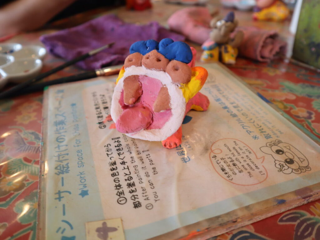 色塗り途中のシーサー