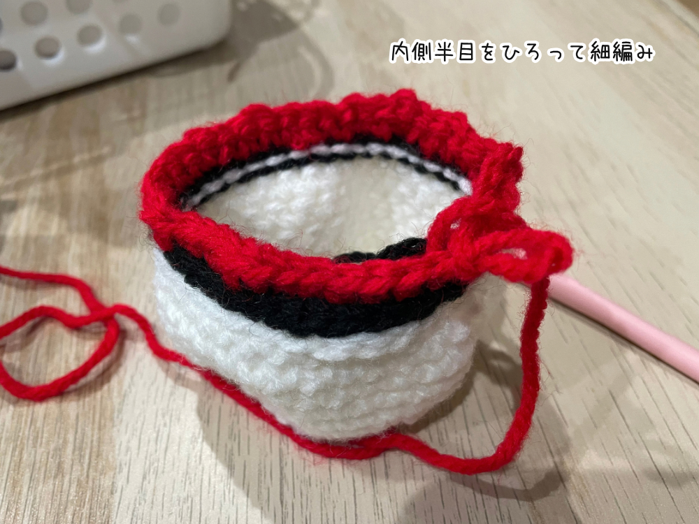赤色の毛糸で細編み